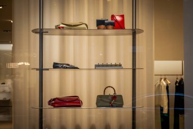 Milan, İtalya - 2026, 3 Şubat: Jil Sander FW25 lüks el çantaları ve aksesuarların yer aldığı butik sergi modern, zarif bir perakende seti