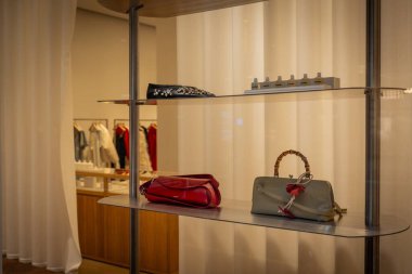 Milan, İtalya - 2026, 3 Şubat: Jil Sander FW25 lüks el çantalarının şık, modern iç mimari tarzda sergilendiği butik sergi