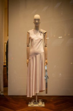 Milan, İtalya - 2026, 3 Şubat: Jil Sander FW25, modern lüks ve zarif butik tarzını vurgulayan, bir mankenin üzerindeki pastel pembe asimetrik elbiseye sahiptir.