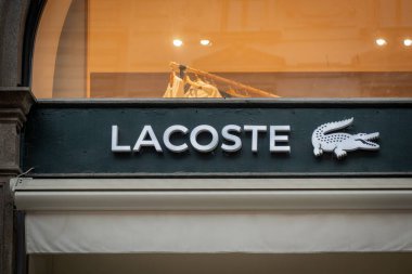 Milan, İtalya - 2026, 3 Şubat: Sleek Lacoste mağaza vitrininde FW25 lüks moda, modern markalaşma ve birinci sınıf bir alışveriş bölgesinde sofistike şehir tarzı vurgulandı