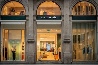 Milan, İtalya - 2026, 3 Şubat: Lacoste FW25 butiği şık mimari, şık gösteriler ve şık şehir alışveriş merkezlerinde premium moda sergiliyor