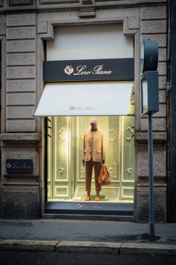 Milan, İtalya - 2026, 3 Şubat: Loro Piana FW25 butik vitrininde zarif erkek giyim ve lüks aksesuarlar sergileniyor