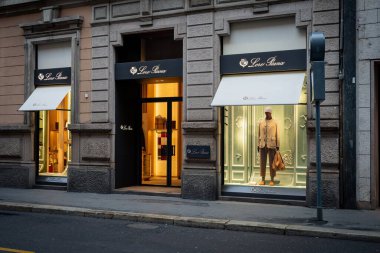 Milan, İtalya - 2026, 3 Şubat: Loro Piana FW25 butik vitrininde şık erkek giyim ve zarif Milano stili sergileniyor