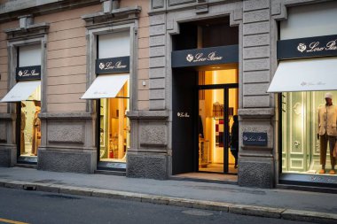 Milan, İtalya - 2026, 3 Şubat: Loro Piana FW25 butiği lüks içinde parıldıyor, zarif gösteriler, rafine mimari ve sofistike bir moda gösterisi sunuyor