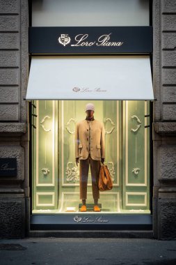 Milan, İtalya - 2026, 3 Şubat: Loro Piana FW25 vitrininde şık erkek giyim, rafine kumaşlar ve sofistike butik bir ortamda lüks aksesuarlar sergileniyor