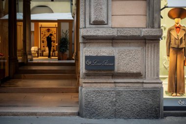 Milan, İtalya - 2026, 3 Şubat: Loro Piana FW25 butik vitrininde zarif terzilik ve premium kumaşlar, zamansız İtalyan lüksü ve modern moda eğilimleri vurgulanıyor