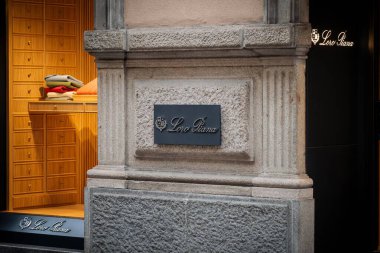 Milan, İtalya - 2026, 3 Şubat: Loro Piana FW25 butik penceresi zarif katlanmış giysiler, premium malzemeler ve sofistike şehir lüks tarzı