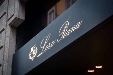 Milan, İtalya - 2026, 3 Şubat: Loro Piana FW25 butik mağaza önü zarif markalaşma ve sofistike tasarım ile, lüks modayı Milan 'ın ilk mekânında vurguluyor