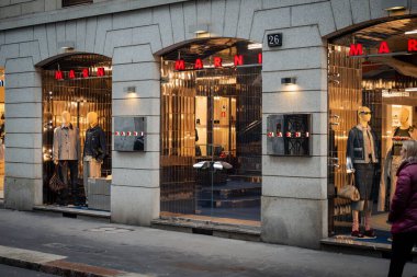 Milan, İtalya - 2026, 3 Şubat: Marni FW25 butik lüks moda, modern tasarım ve şık vitrinler Milano alışveriş bölgesinde sergileniyor