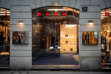 Milan, İtalya - 2026, 3 Şubat: Marni FW25 butiği modern tasarım, lüks gösteriler ve şık ambiyans içeriyor, özel moda ve sofistike perakende tarzı vurguluyor