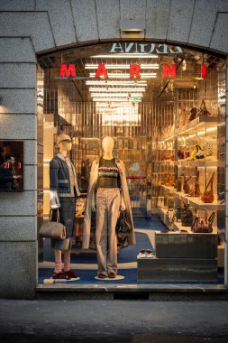 Milan, İtalya - 2026, 3 Şubat: Marni FW25 butik vitrininde şık mankenler, lüks el çantaları ve modern moda sergileniyor.