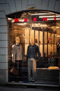 Milan, İtalya - 2026, 3 Şubat: Marni FW25 vitrininde modern lüks modeller sergileniyor, cesur dokular ve modern İtalyan modası ön plana çıkıyor