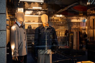 Milan, İtalya - 2026, 3 Şubat: Marni FW25 vitrin vitrininde modern mankenler şık, katmanlı tasarımcı kıyafetleri, lüks moda ve kentsel karmaşıklığı ön plana çıkarıyor