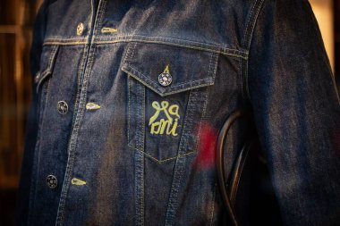 Milan, İtalya - 2026, 3 Şubat: Marni FW25 kot ceket kalın sarı dikişler, imza logosu ve modern İtalyan tasarımı, çağdaş tarz için mükemmel