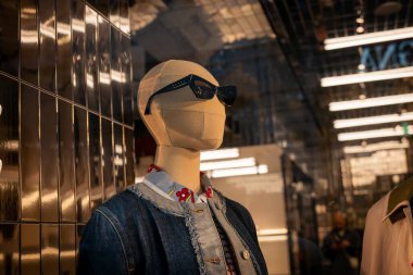 Milan, İtalya - 2026, 3 Şubat: Marni FW25, şık, yansıtıcı bir butik ortamında kot ceket, kalın güneş gözlüğü ve modern stil sergiliyor