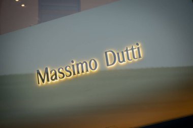 Milan, İtalya - 2026, 3 Şubat: Aydınlatılmış Massimo Dutti mağazası FW25 lüks markalaşma ve modern zarafeti şık bir şehir ortamında ön plana çıkarıyor