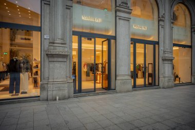 Milan, İtalya - 2026, 3 Şubat: Zarif Massimo Dutti mağaza vitrininde modern tasarım, şık gösteriler ve davetkar lüks ortam ile FW25 koleksiyonu ön plana çıkarıldı
