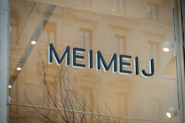 Milan, İtalya - 2026, 3 Şubat: Meimeij FW25 butik penceresi modern markalaşma ve şık yansımalarla Milano lüks modasının özünü yakalıyor