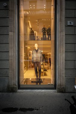Milan, İtalya - 2026, 3 Şubat: Missoni FW25 butik vitrininde lüks moda ve modern İtalyan tasarımını ön plana çıkaran şık bir erkek giyim tarzı sergileniyor