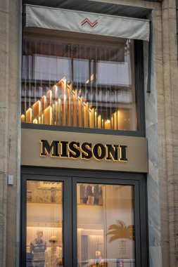 Milan, İtalya - 2026, 3 Şubat: Missoni FW25 butiği zarif altın tabelalı, şık vitrinli ve Milan 'ın kalbinde modern mimari detaylara sahip