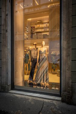 Milan, İtalya - 2026, 3 Şubat: Missoni FW25 butik vitrin vitrininde zarif mankenler, canlı modeller ve şık, modern bir perakende atmosferi yer almaktadır.