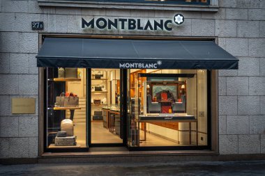 Milan, İtalya - 2026, 3 Şubat: Montblanc FW25 butiği şık vitrinli, lüks aksesuarları ve modern tasarımı birinci sınıf bir moda bölgesinde