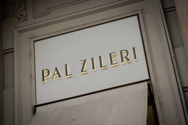 Milan, İtalya - 2026, 3 Şubat: Zarif Pal Zileri FW25 mağazası, lüks İtalyan modasını şık bir şehir ortamında sergiliyor.
