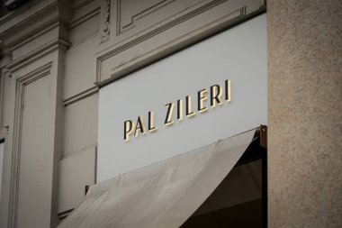Milan, İtalya - 2026, 3 Şubat: Pal Zileri FW25 butik cephesi zarif altın tabelalı, zarif İtalyan tarzı ve lüks bir şehir ortamında lüks moda cazibesi