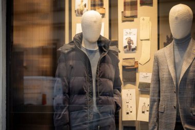 Milan, İtalya - 2026, 3 Şubat: Pal Zileri FW25 vitrin vitrininde sofistike erkek giyim, klasik terzilikle modern kış trendlerini şık bir butik ortamda harmanlayan