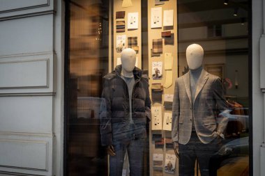 Milan, İtalya - 2026, 3 Şubat: Zarif erkek giyim, dokulu kumaşlar ve modern terzilik ile Pal Zileri FW25 vitrinleri, sofistike kentsel tarzı vurguluyor