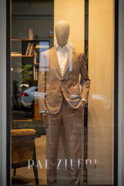 Milan, İtalya - 2026, 3 Şubat: Pal Zileri FW25 vitrin vitrininde bej renkli bir takım elbise, rafine İtalyan erkek giyim ve sofistike çağdaş stili vurgulanıyor