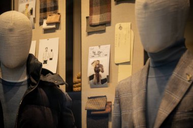 Milan, İtalya - 2026, 3 Şubat: Pal Zileri FW25 erkek giyim sergisi lüks bir butik ortamında zarif terzilik, kumaş örnekleri ve modern stil ilhamı