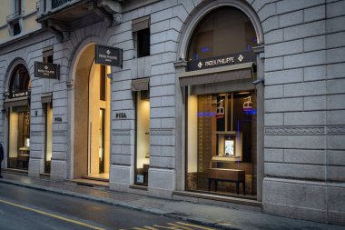 Milan, İtalya - 2026, 3 Şubat: Şık Patek Philippe butiği lüks saat vitrinleri, rafine taş cephe, ve Milano 'nun prestijli bir bölgesinde sofistike şehir atmosferi