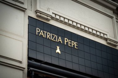 Milan, İtalya - 3 Şubat 2026: Zarif Patrizia Pepe butik mağazası siyah ve altın rengi, şık bir şehir ortamında FW25 lüks modasını vurguluyor