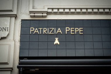 Milan, İtalya - 2026, 3 Şubat: Zarif Patrizia Pepe FW25 butik cephe altın tabelası, modern siyah fayanslar ve birinci sınıf bir moda bölgesinde sofistike şehir tarzı