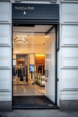 Milan, İtalya - 2026, 3 Şubat: Patrizia Pepe FW25 butiği modern, şık ışıklandırma ve lüks moda sergileriyle çağdaş İtalyan stilini vurgulayan modern, zarif bir mağazaya sahiptir.