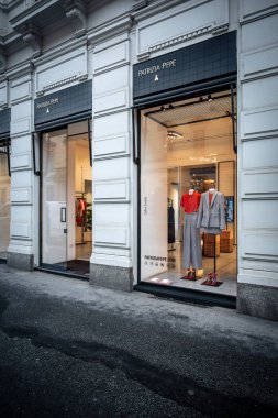 Milan, İtalya - 2026, 3 Şubat: Patrizia Pepe FW25 butik şık vitrinler, modern tasarım ve şık moda trendleri canlı bir şehir ortamında sergileniyor