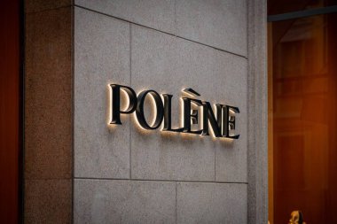 Milan, İtalya - 2026, 3 Şubat: Aydınlatılmış tabela, zarif taş cephe ve şık bir şehir ortamında modern FW25 moda markası ile Polene butik mağaza önü