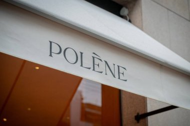 Milan, İtalya - 2026, 3 Şubat: Zarif beyaz tenteli Polen butik mağazası, FW25 lüks moda trendleri ve modern kentsel gelişmişliği yansıtıyor