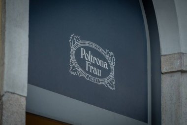 Milan, İtalya - 2026, 3 Şubat: Poltrona Frau FW25 'in zarif tabelaları ve zarif mimari ayrıntılarıyla sergilenen, lüks İtalyan tasarımı