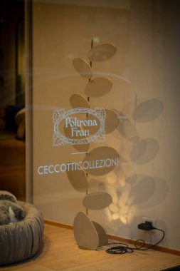 Milan, İtalya - 2026, 3 Şubat: Poltrona Frau FW25 sergi salonu modern, davetkar bir mekanda heykel aydınlatma, zarif mobilyalar ve rafine İtalyan tasarımına sahiptir.