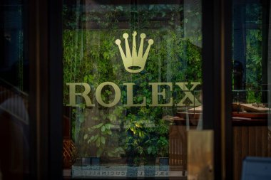 Milan, İtalya - 2026, 3 Şubat: Altın logolu zarif Rolex mağaza önü, yemyeşil duvar ve modern tasarım, lüks yakalama ve FW25 moda sofistikeliği