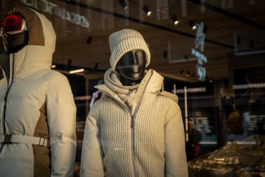 Milan, İtalya - 2026, 3 Şubat: Sease FW25 vitrin vitrininde, modern kış moda eğilimlerini vurgulayarak, tarafsız tonlarda lüks örgü ve dış giyim yer.