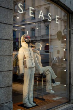 Milan, İtalya - 2026, 3 Şubat: Sease FW25 pencere vitrininde modern kış modası, şık dış giyim ve lüks bir butik ortamda şehir tarzı yer alıyor.