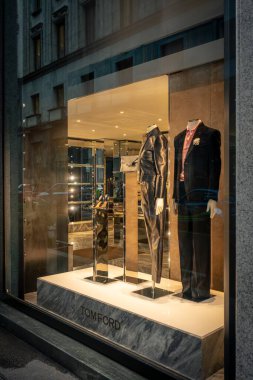 Milan, İtalya - 2026, 3 Şubat: Tom Ford FW25 vitrin vitrininde lüks erkek giyim, zarif terzilik ve modern butik bir ortamda sofistike stil sergilenmektedir.