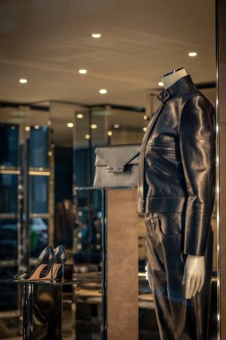 Milan, İtalya - 2026, 3 Şubat: Tom Ford FW25 metalik bir ceket, ışıltılı aksesuarlar ve şık bir butik ortamında modern lüks stil sergiliyor