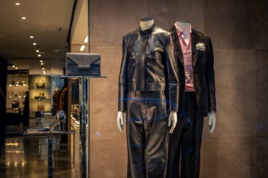 Milan, İtalya - 2026, 3 Şubat: Tom Ford FW25 vitrininde lüks deriler, özel dikim takımlar ve şık aksesuarlar yer alıyor.