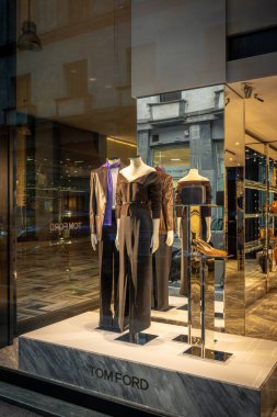 Milan, İtalya - 2026, 3 Şubat: Tom Ford FW25 modern bir butik ortamında zarif mankenler, lüks moda ve şık şehir tarzı vitrinler