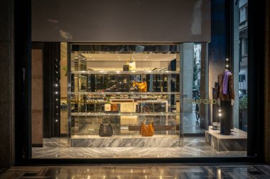 Milan, İtalya - 2026, 3 Şubat: Tom Ford FW25 butik vitrininde lüks el çantaları ve aksesuarları lüks, modern bir ortamda sergileniyor.