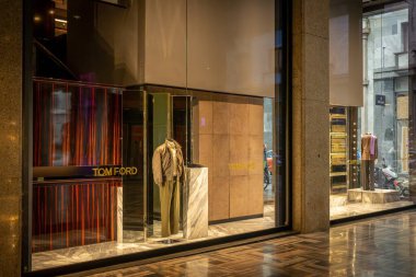 Milan, İtalya - 2026, 3 Şubat: Tom Ford FW25 butik penceresi lüks mermer, altın aksanlı, çarpıcı çizgili bir takım elbise, modern zarafet ve stili vurguluyor